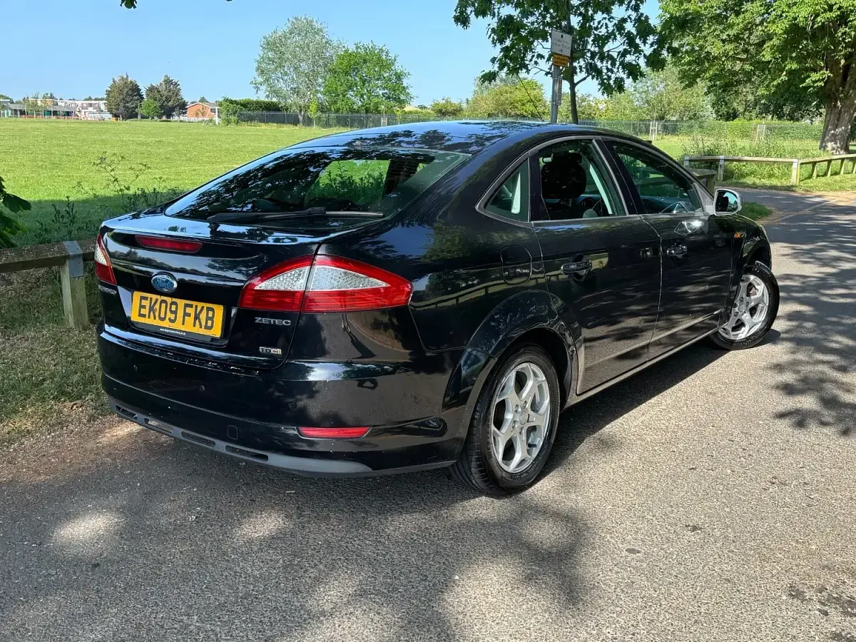 Käytetty Ford Mondeo Zetec 123 HP (90 kW) 2009 Musta Viistoperä