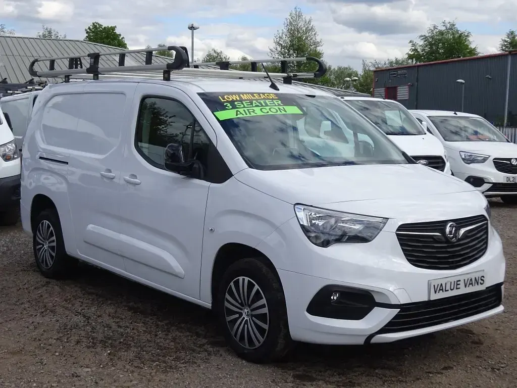 Second-hand Vauxhall Combo 100 CP (73 kW) 2023 Alb Monovolum