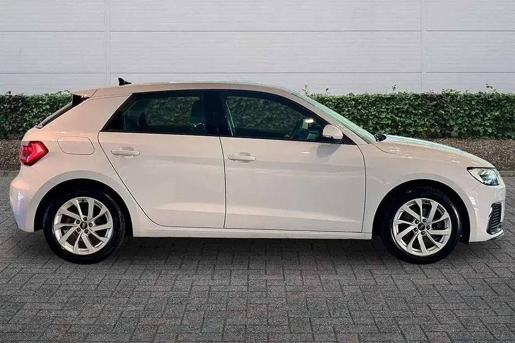 Begagnad Audi A1 Sport 108 HK (79 kW) 2024 Vit SUV