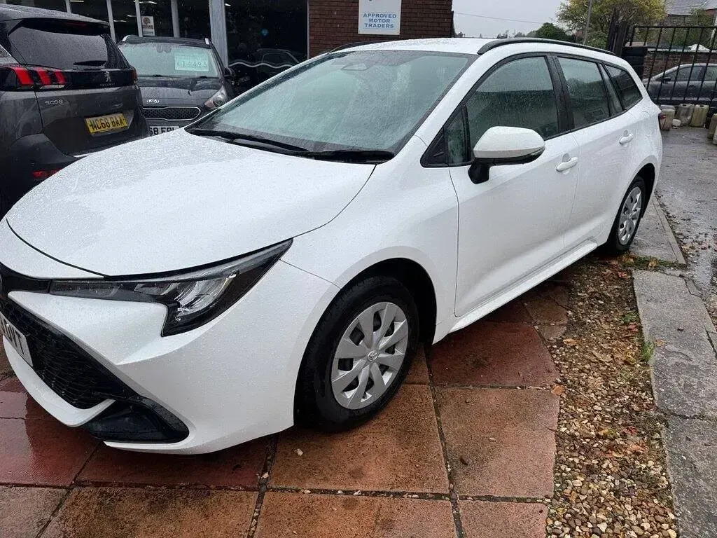 Used Toyota Corolla 140 HP (102 kW) 2023 White Van