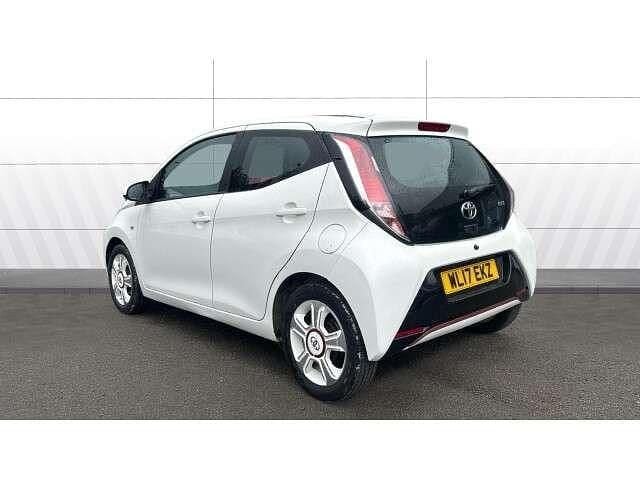 Begagnad Toyota Aygo 69 HK (50 kW) 2017 Vit Halvkombi