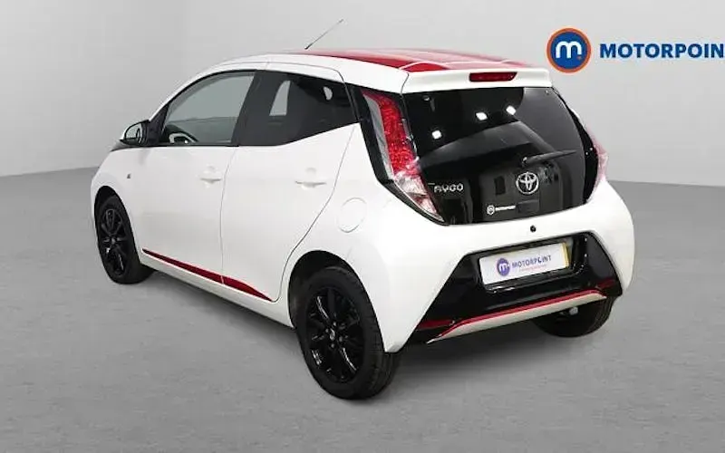 Begagnad Toyota Aygo x-press 69 HK (50 kW) 2018 Vit Halvkombi