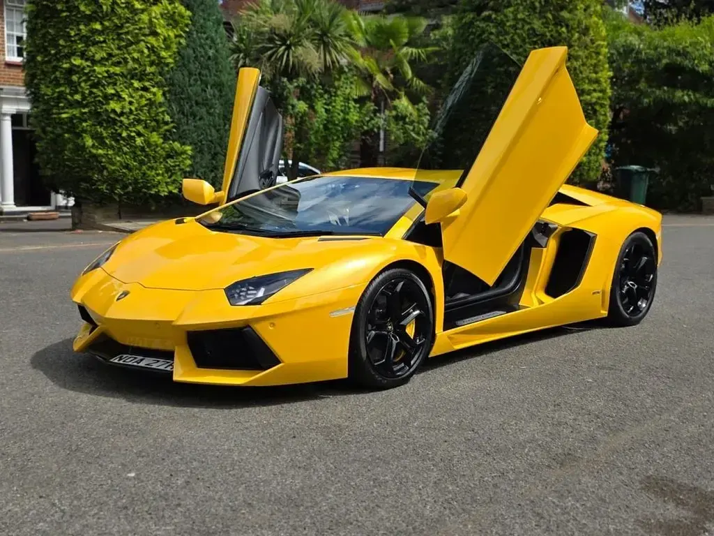 Used Lamborghini Aventador 700 HP (514 kW) 2013 Yellow Coupe