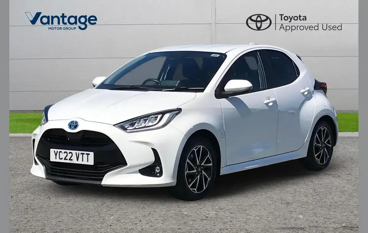 Used Toyota Yaris Design 113 HP (83 kW) 2022 White Hatchback