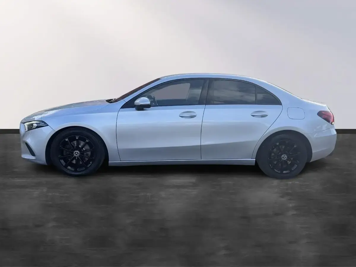 Używany Mercedes A200 2020 Srebrny Sedan/Limuzyna