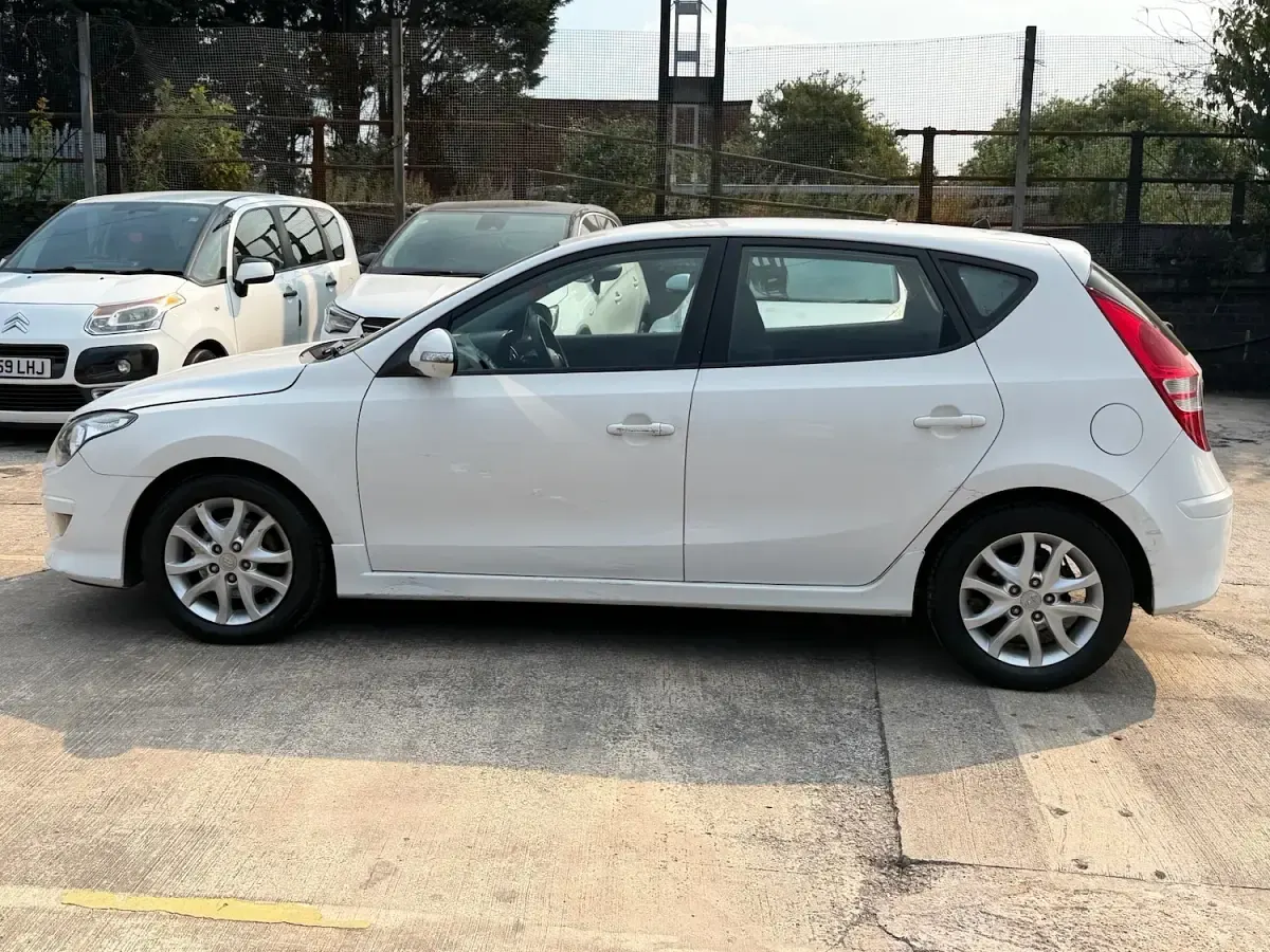 Used Hyundai i30 Comfort 2011 White Hatchback