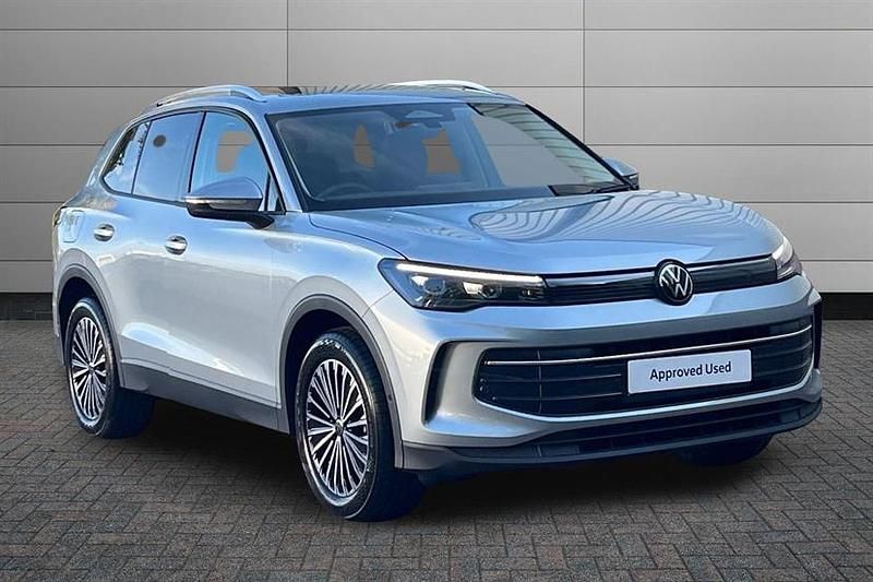 Oyster silver New 2025 VW Tiguan Match SUV | £34,990 (Super price) - Image 1/3