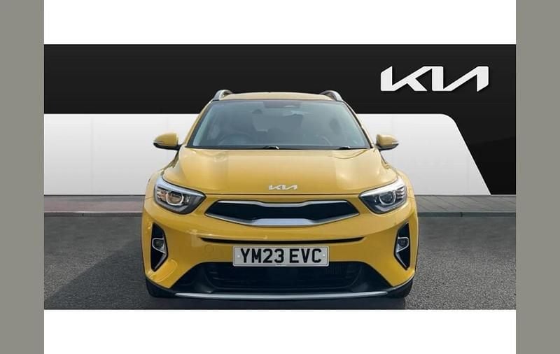Usado Kia Stonic 99 HP (72 kW) 2023 Amarelo SUV