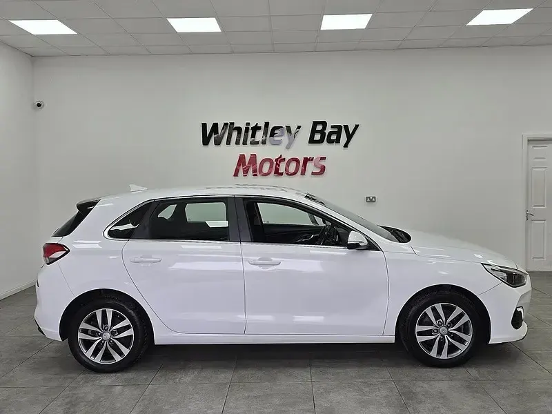 Used Hyundai i30 SE 120 HP (88 kW) 2018 White Hatchback