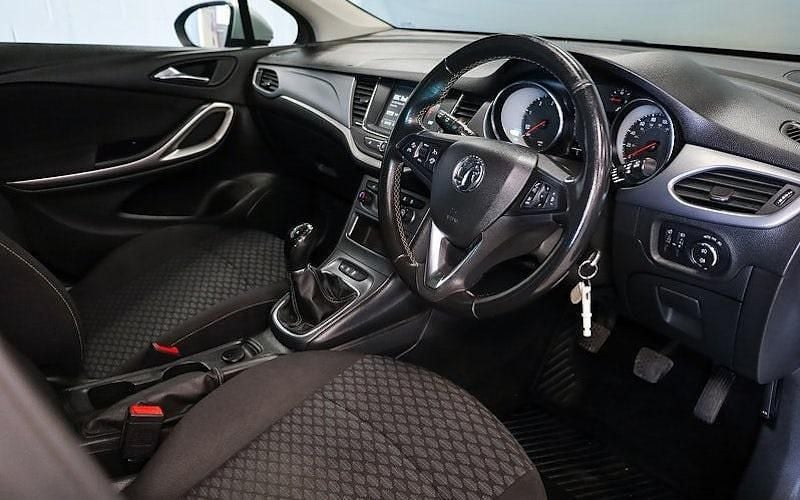 Second-hand Vauxhall Astra Design Edition 110 CP (80 kW) 2019 Argintiu Hatchback