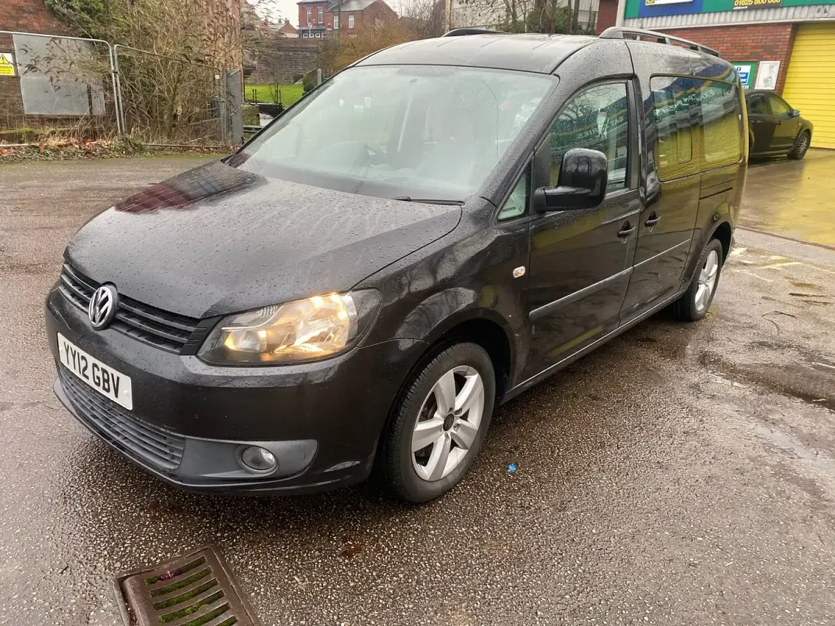 Used VW Caddy Maxi Life 102 HP (75 kW) 2012 Black MPV