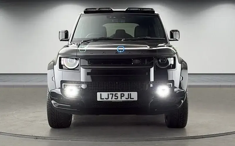 Used Land Rover Defender HSE Dynamic 350 HP (257 kW) 2025 Santorini black SUV