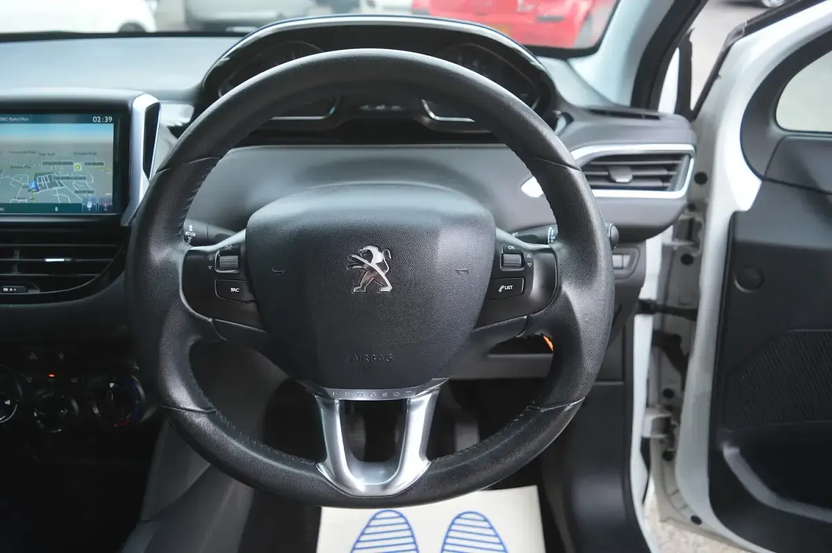 Used Peugeot 208 Style 82 HP (60 kW) 2015 White Hatchback