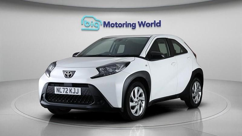 Used Toyota Aygo X PURE 72 HP (52 kW) 2022 White SUV