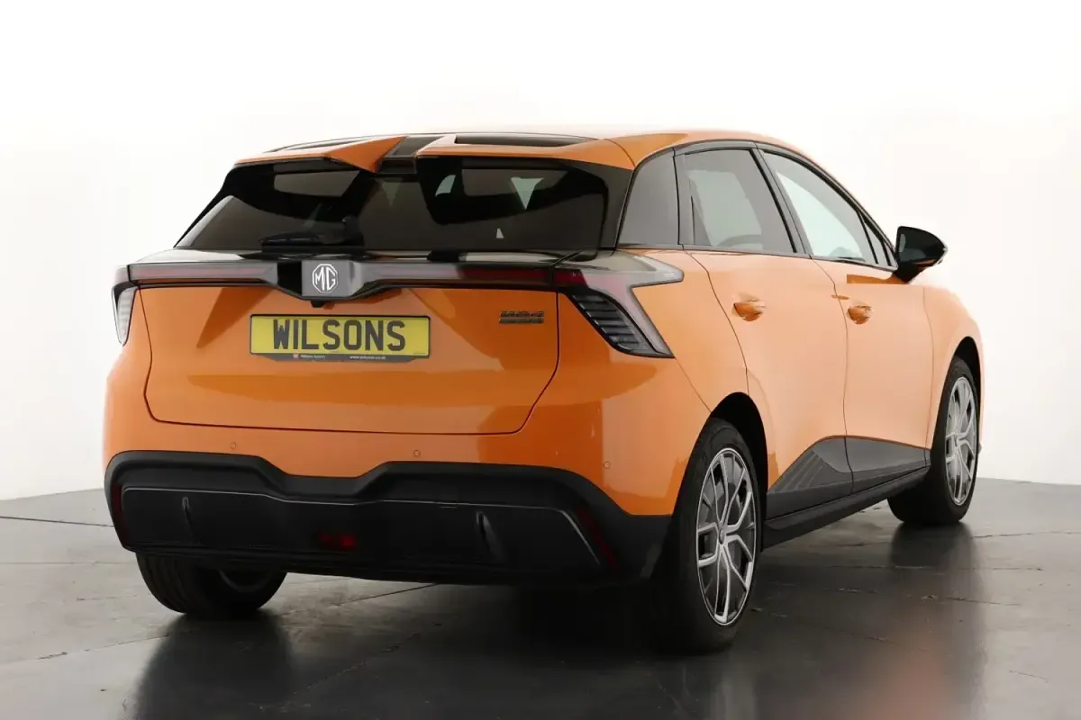 Begagnad MG MG4 EV Trophy 319 kW (435 HK) 2025 Orange Halvkombi