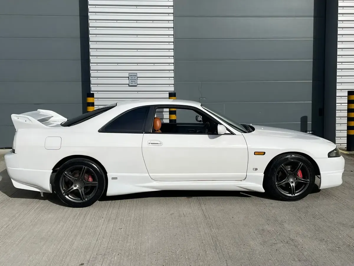 Used Nissan Skyline 1995 White Coupe