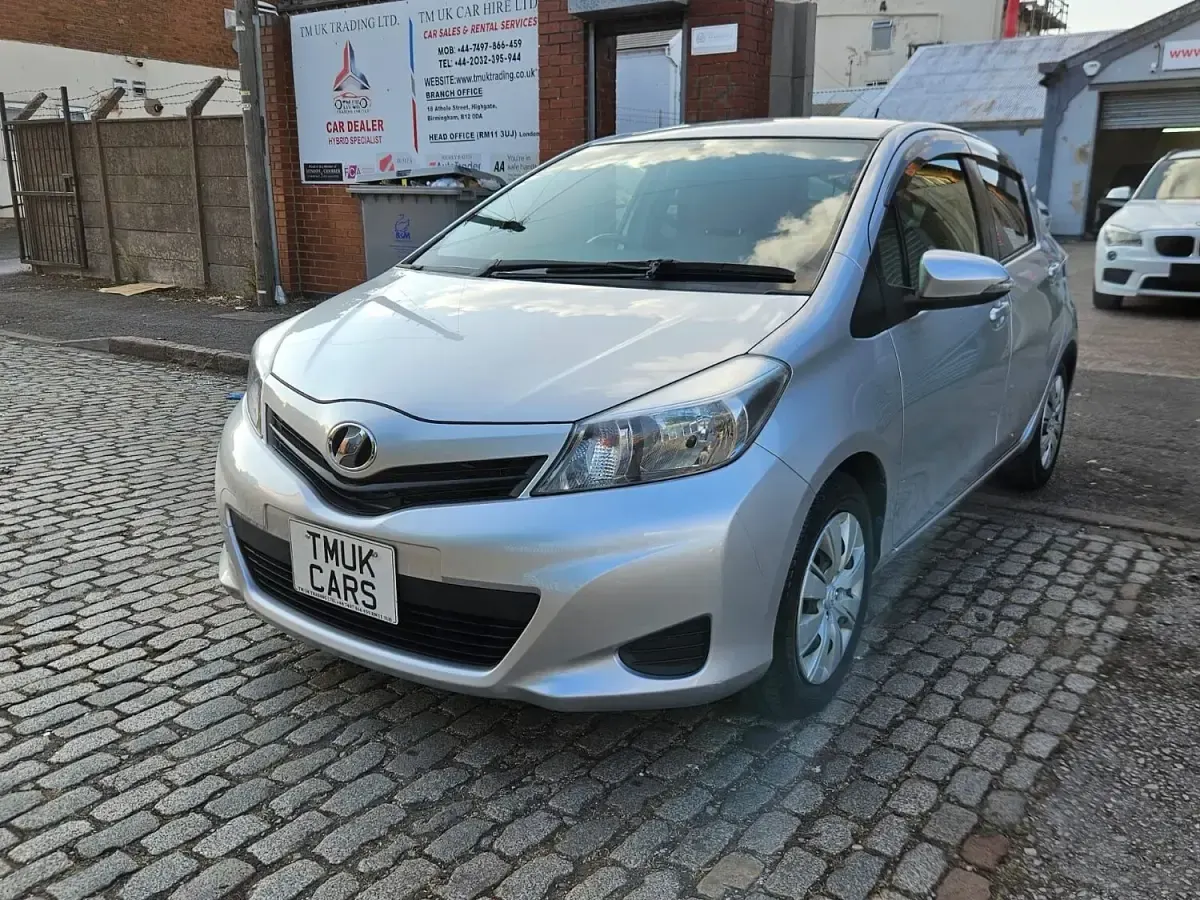 Used Toyota Yaris 99 HP (72 kW) 2013 Silver Hatchback