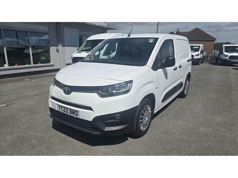 White Used 2022 Toyota Proace Van | £9,999 (Good price) - Image 1/4
