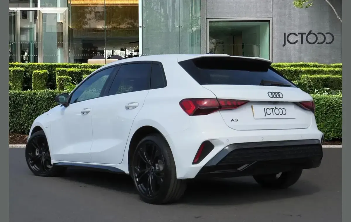 Used Audi A3 e-tron Black Edition 200 HP (147 kW) 2025 White Hatchback