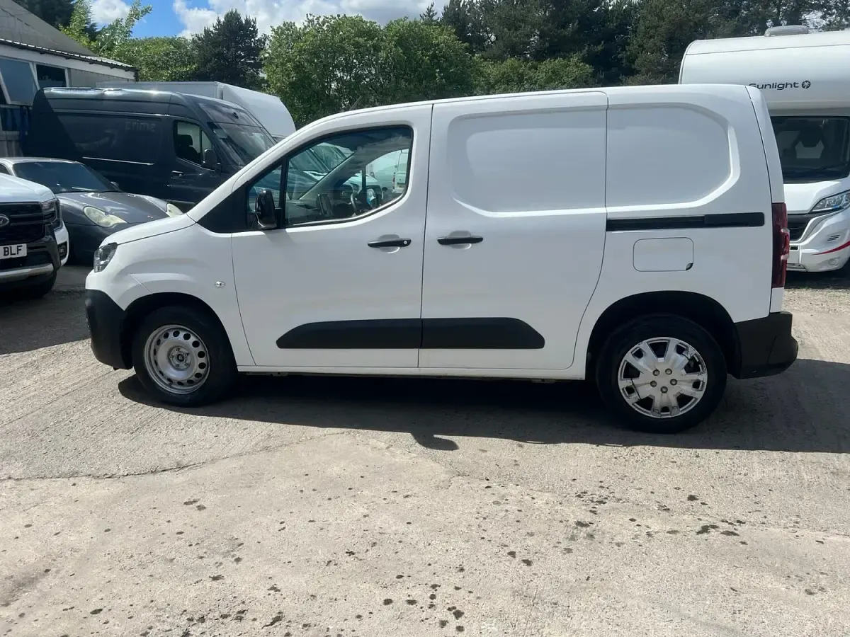 Used Citroën Berlingo 100 HP (73 kW) 2021 White MPV