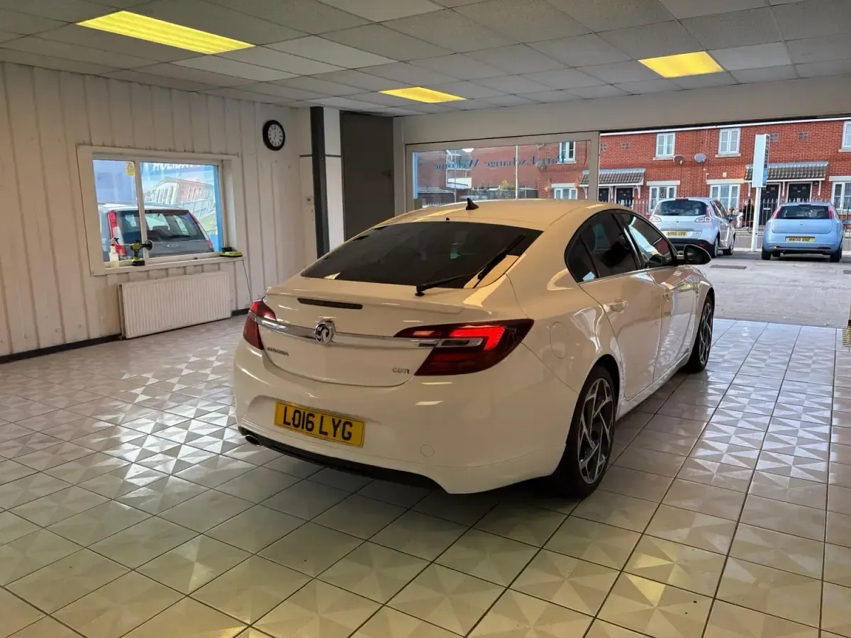 Second-hand Vauxhall Insignia SRi 2016 Alb Hatchback