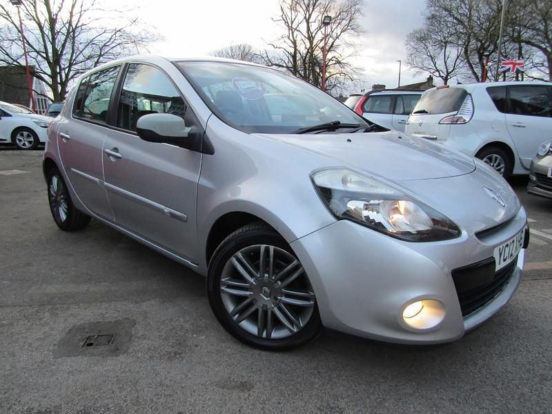 Used Renault Clio IV Dynamique 88 HP (64 kW) 2012 Silver Hatchback