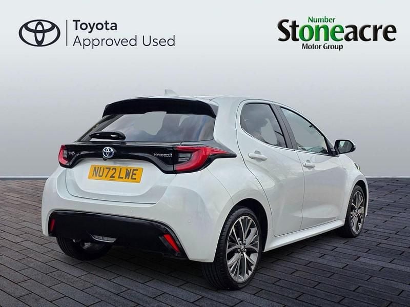 Used Toyota Yaris Hybrid 116 HP (85 kW) 2022 White Hatchback