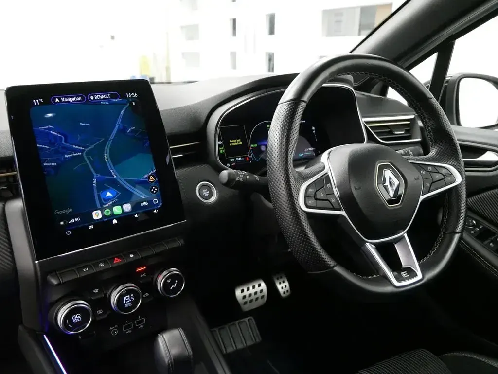 Used Renault Clio V Engineered 145 HP (106 kW) 2023 White Hatchback