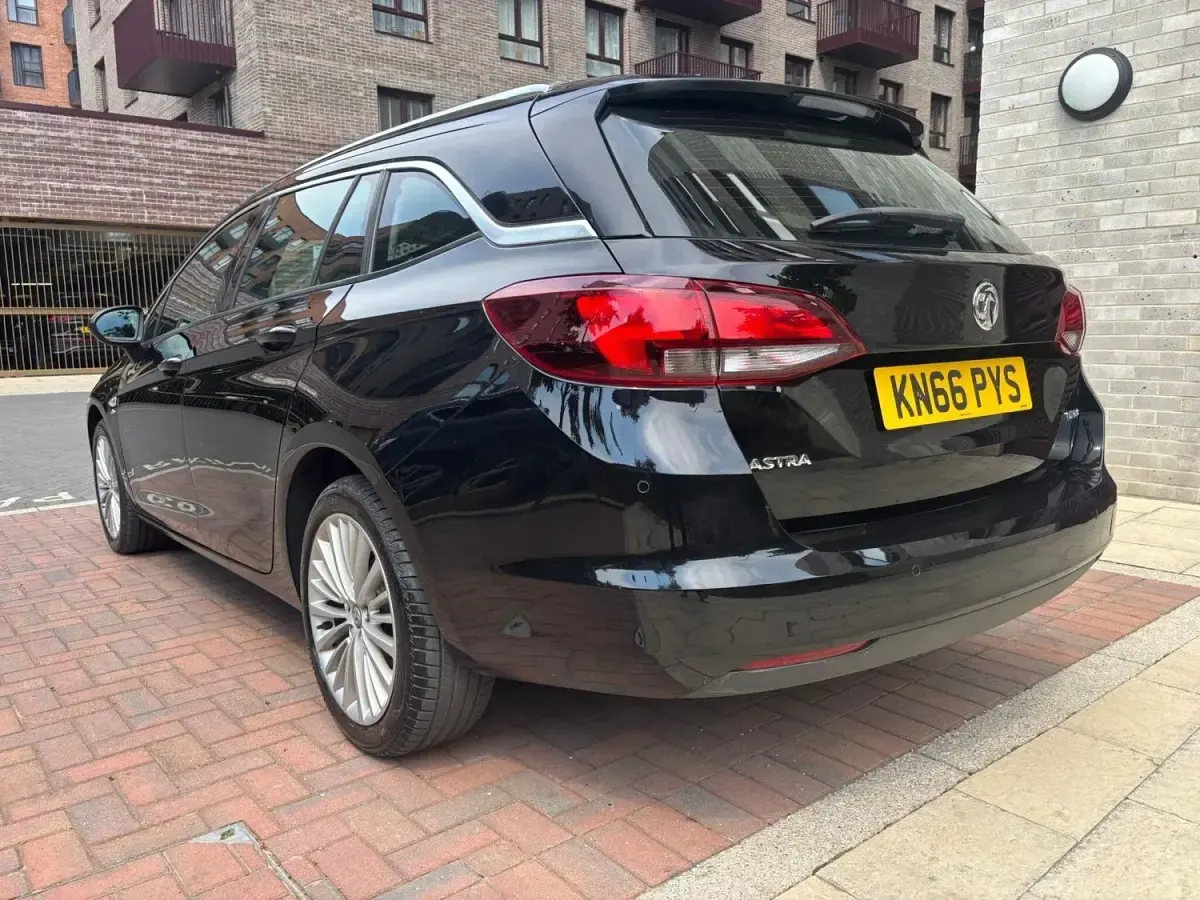 Usado Vauxhall Astra Elite 150 CV (110 kW) 2016 Negro Familiar