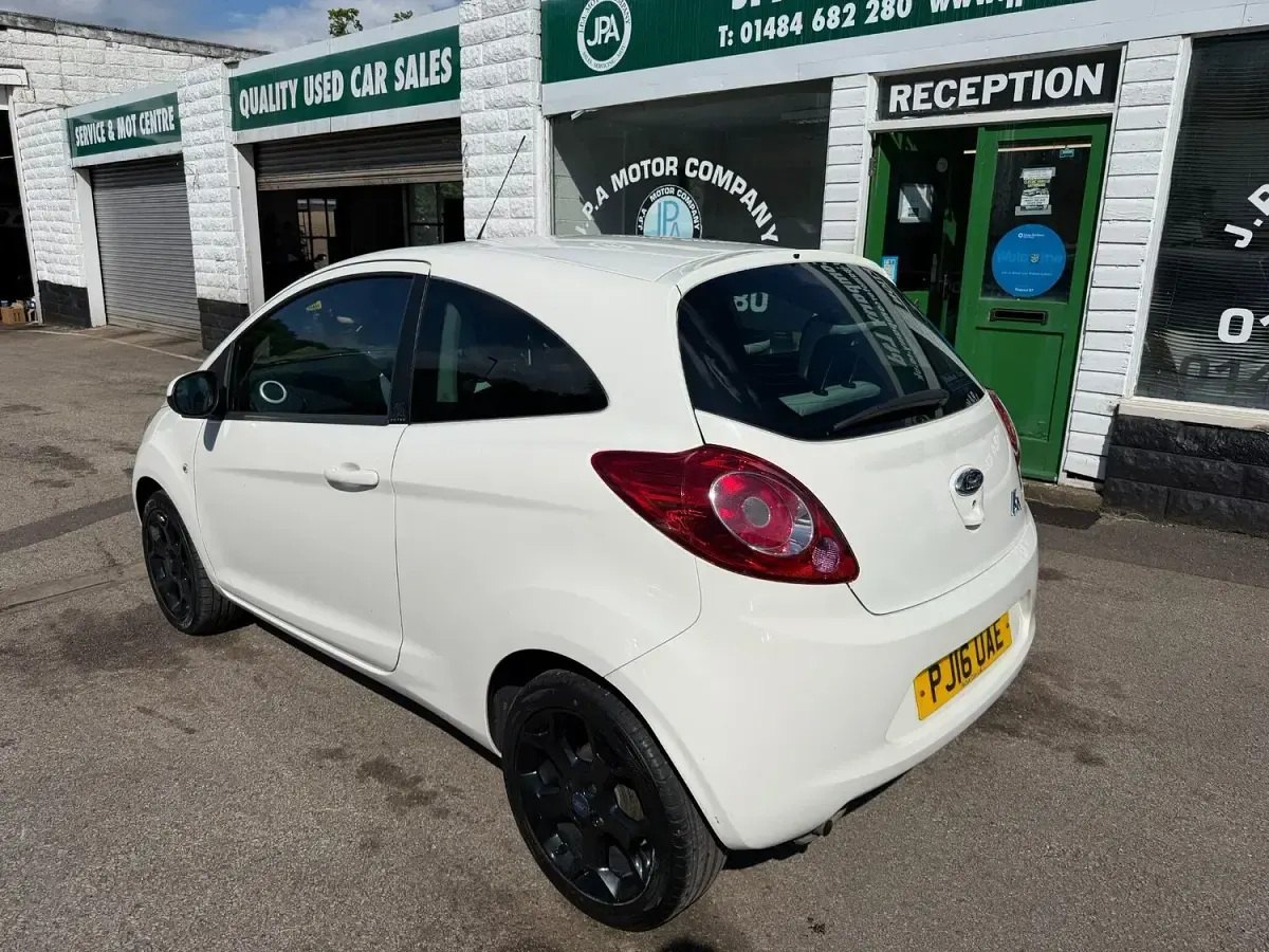 Used Ford Ka Zetec 69 HP (50 kW) 2016 White Hatchback