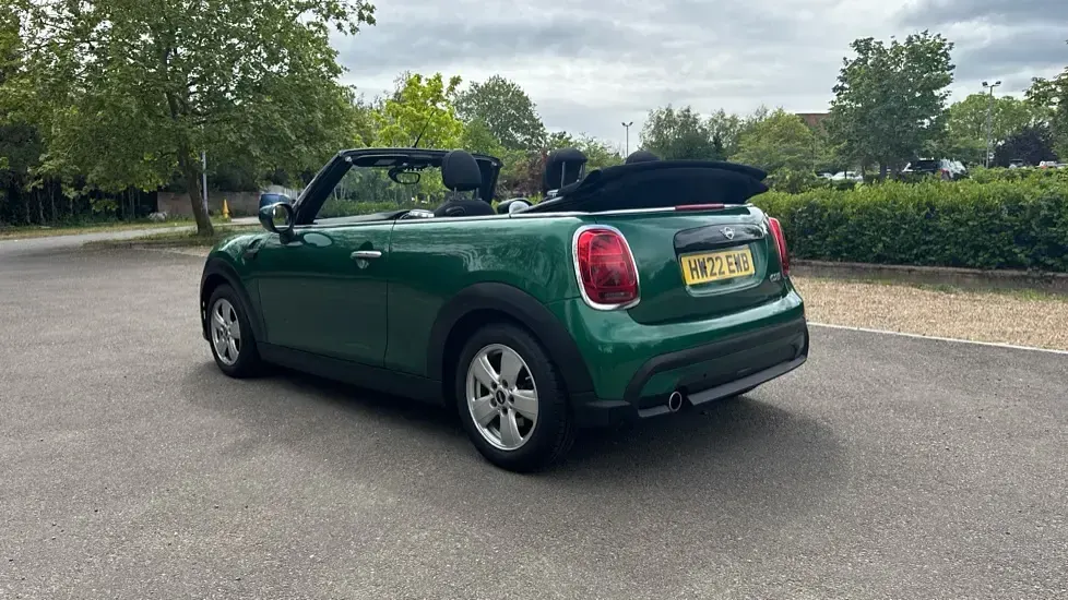 Usado Mini Cooper Classic 134 HP (98 kW) 2022 Verde Citadino