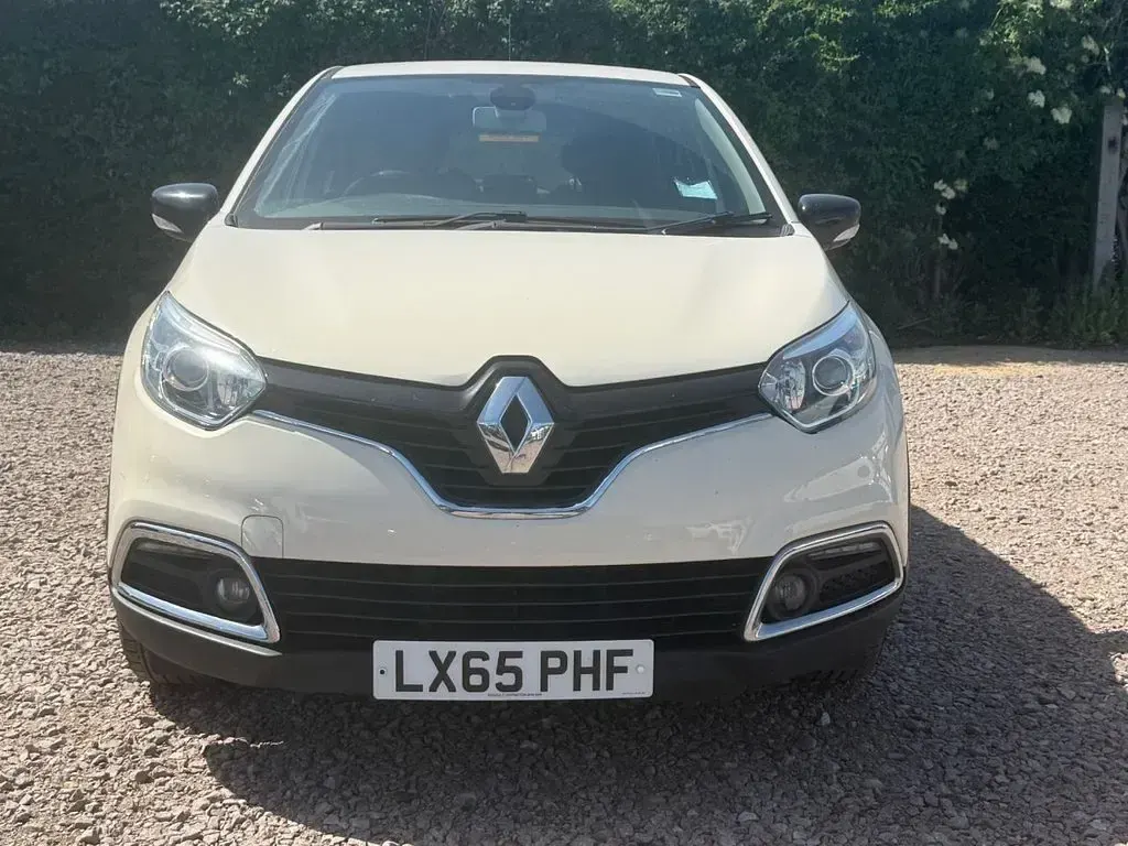 Used Renault Captur Dynamique 90 HP (66 kW) 2015 White SUV