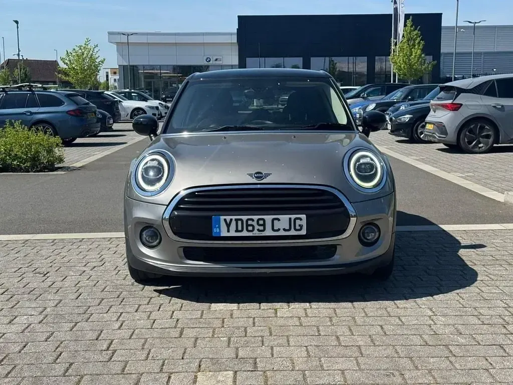 Usado Mini Cooper Classic 136 HP (100 kW) 2020 Prateado Citadino