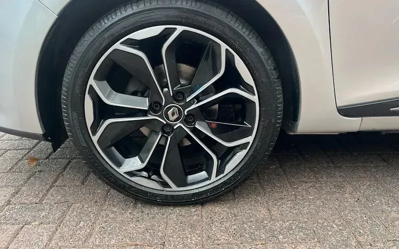 Used Renault Clio Iconic 90 HP (66 kW) 2019 Silver Hatchback