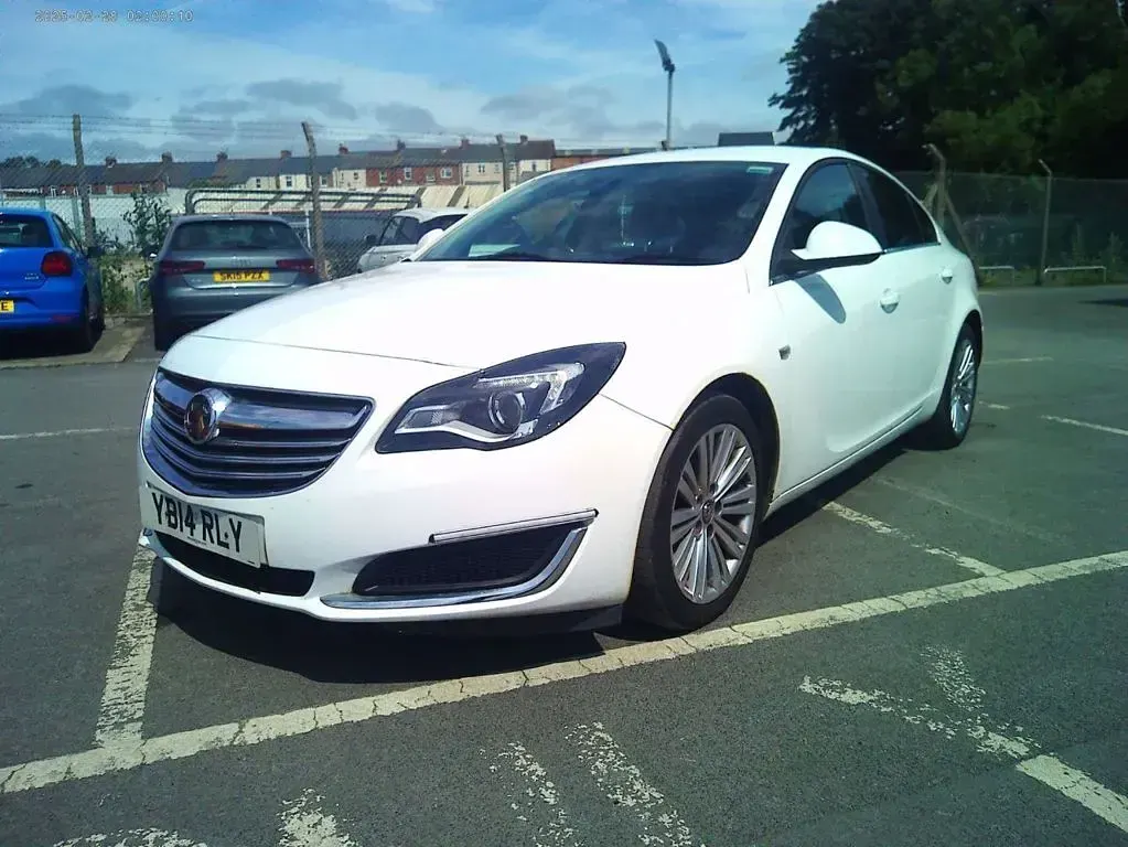 Used Vauxhall Insignia S 163 HP (119 kW) 2014 White Hatchback