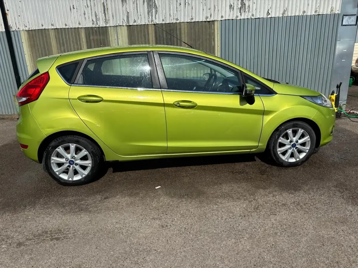 Second-hand Ford Fiesta Zetec 2010 Verde Hatchback