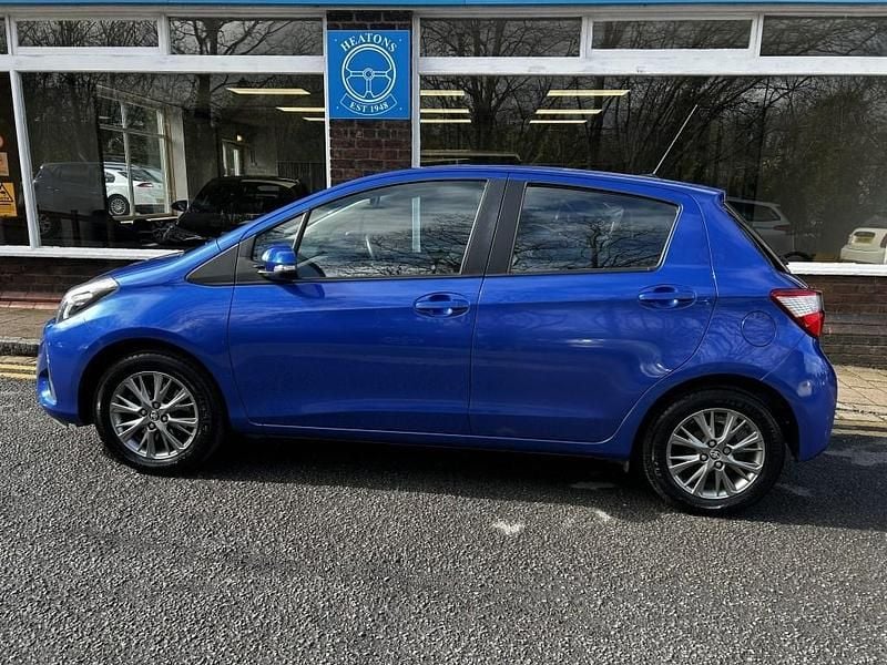 Used Toyota Yaris 111 HP (81 kW) 2017 Blue Hatchback