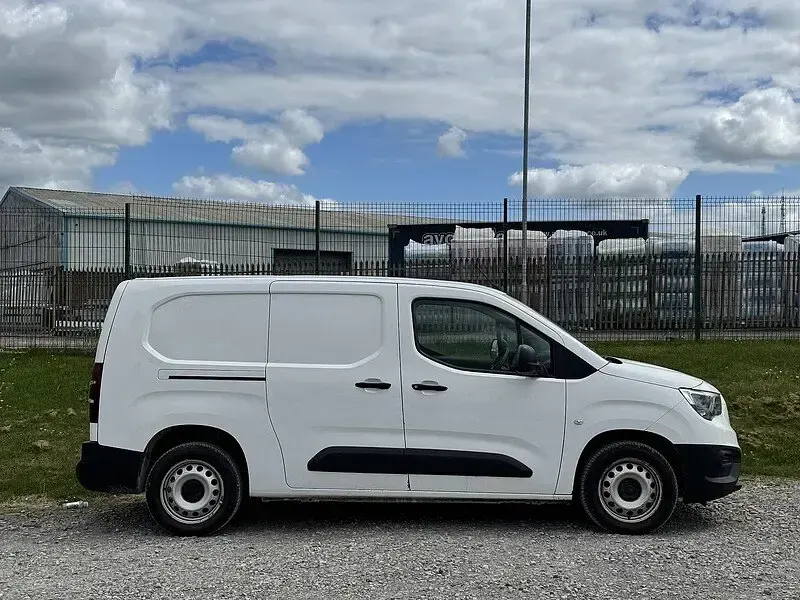 Used Vauxhall Combo Edition 100 HP (73 kW) 2019 White MPV