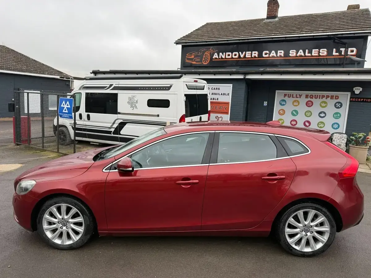 Used Volvo V40 SE 152 HP (111 kW) 2014 Red Hatchback