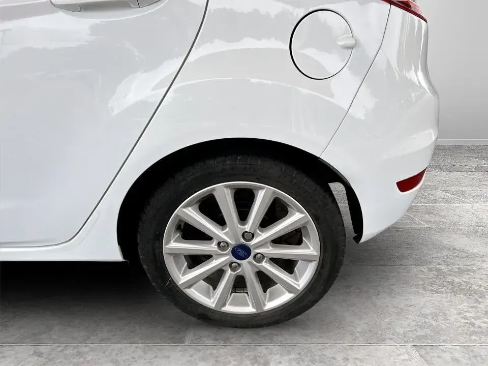Used Ford Fiesta Titanium 100 HP (73 kW) 2015 White Hatchback