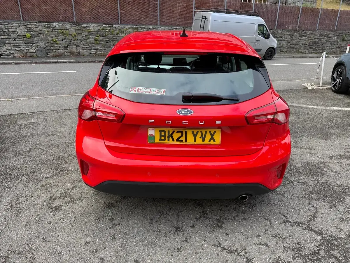 Used Ford Focus Zetec 120 HP (88 kW) 2021 Red Hatchback