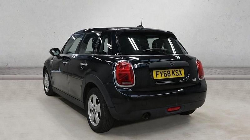 Usado Mini ONE Hatch 102 CV (75 kW) 2018 Negro Utilitario