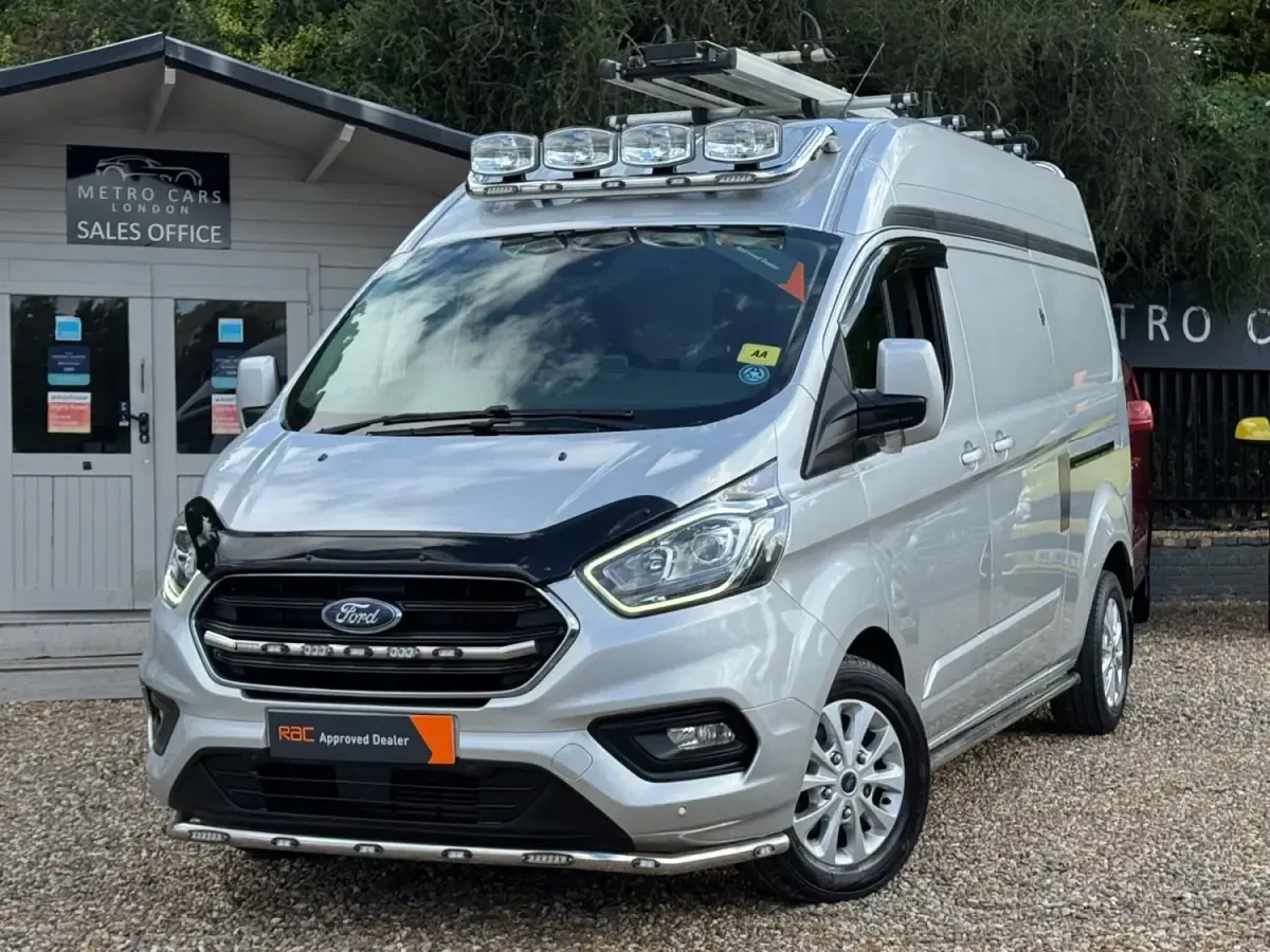 Begagnad Ford Transit Custom Limited 130 HK (95 kW) 2022 Silver Van
