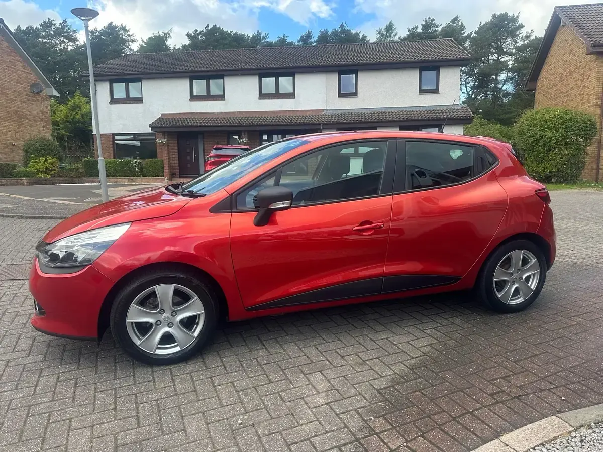Used Renault Clio Play 75 HP (55 kW) 2016 Red Hatchback