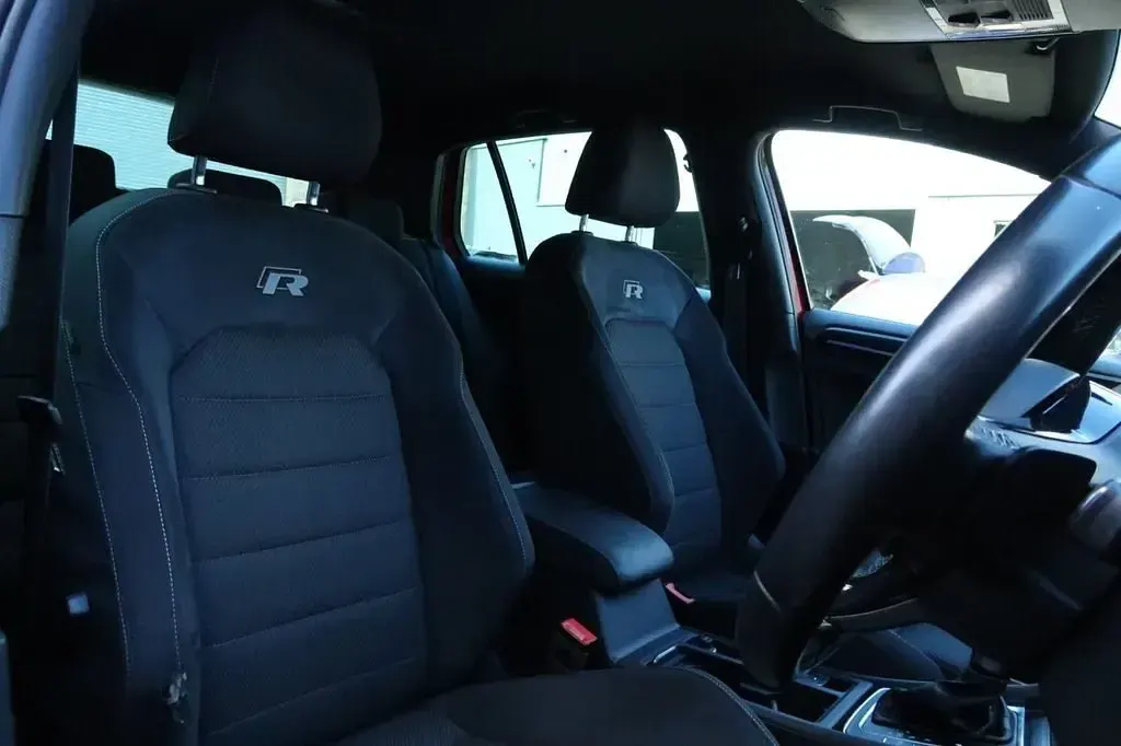 Second-hand VW Golf VII R 300 CP (220 kW) 2020 Roșu Hatchback