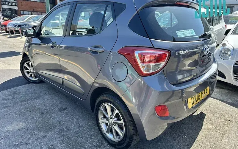 Usado Hyundai i10 Premium 87 HP (63 kW) 2016 Cinzento Citadino