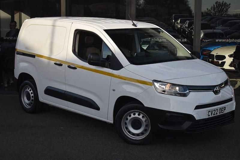 White Used 2022 Toyota Proace Active MPV | £11,990 (Fair price) - Image 1/3