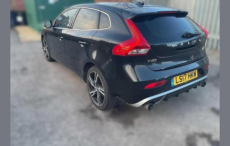 Used Volvo V40 R-Design 123 HP (90 kW) 2017 Black Hatchback