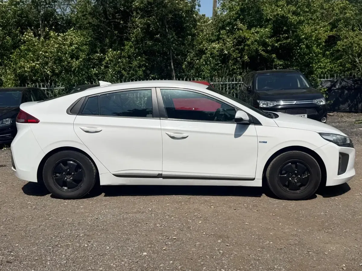 Used Hyundai Ioniq SE 141 HP (103 kW) 2018 White Hatchback