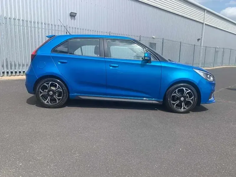 Begagnad MG MG3 Exclusive 106 HK (77 kW) 2023 Blå Halvkombi